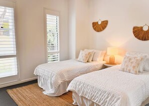 4 bedrooms, iron/ironing board, WiFi, bed sheets - Nest - Hot tub - 200m to Wanda Beach (Soldiers Point)