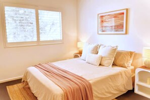 4 habitaciones, tabla de planchar con plancha, wifi y ropa de cama 