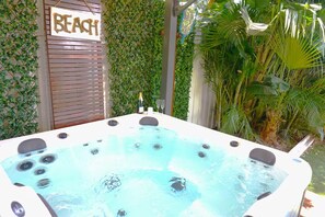 Outdoor spa tub