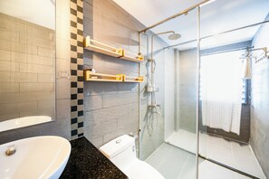 Een douche, handdoeken