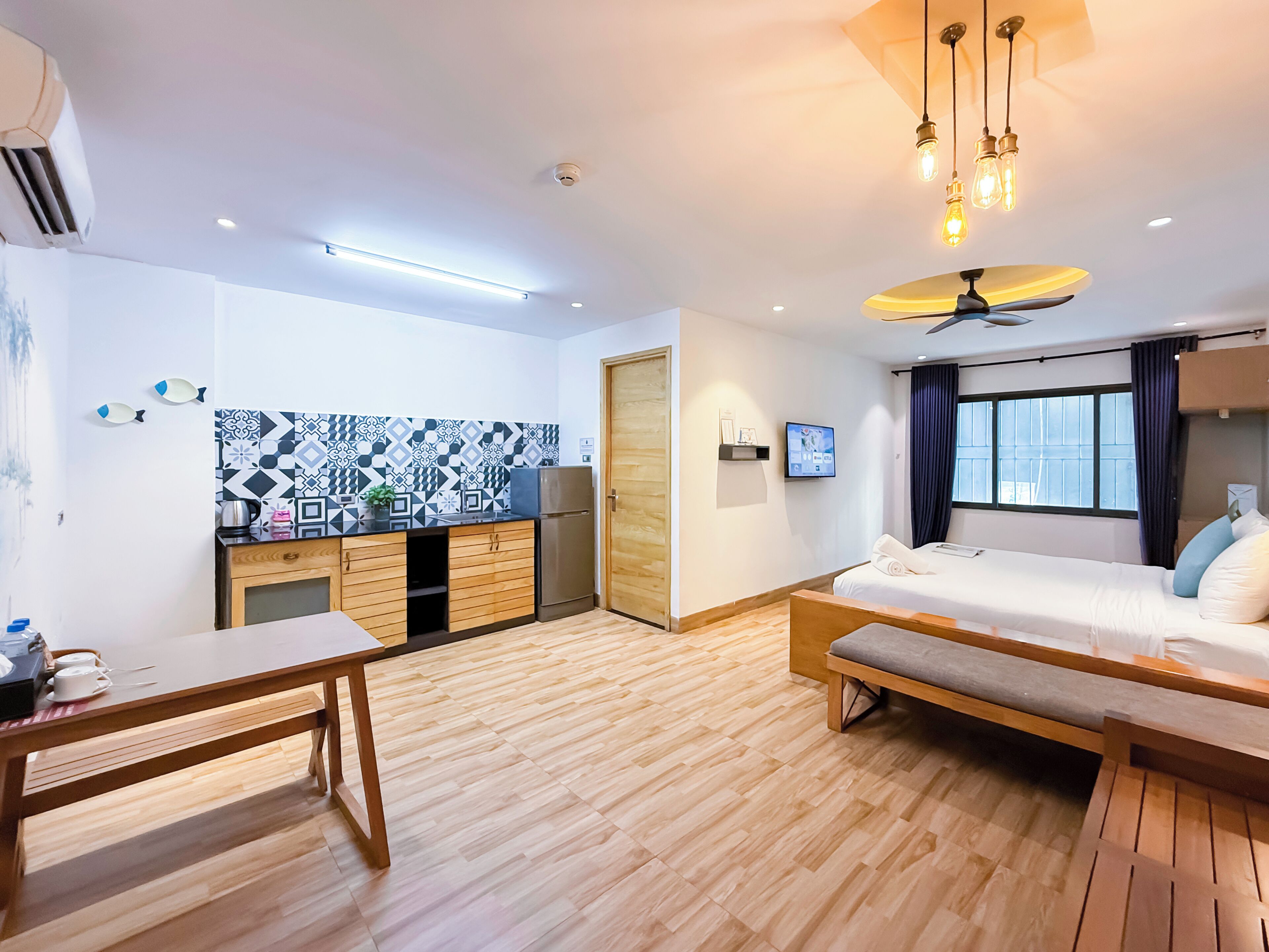 Soundproofing, free WiFi, bed sheets
