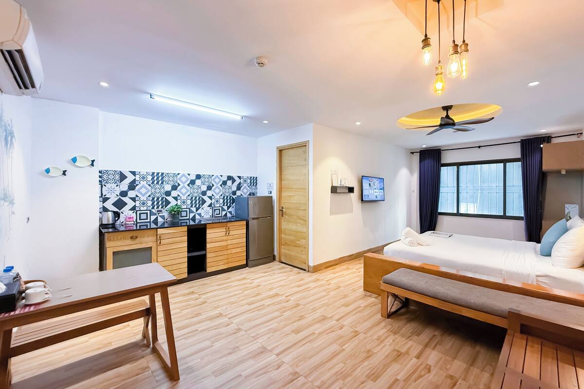 Soundproofing, free WiFi, bed sheets