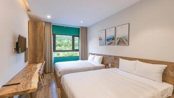 Presidential Suite, Kitchen | Desk, soundproofing, free WiFi