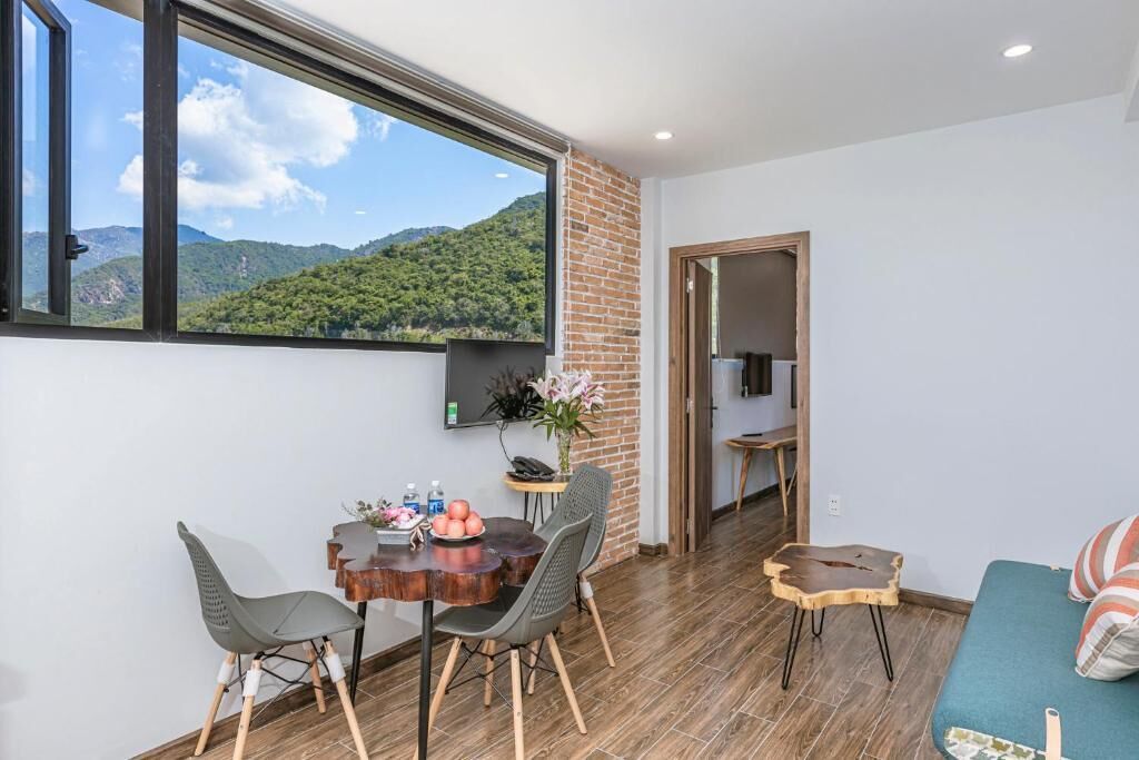 Une chambre moderne avec un coin repas, un canapé et une télévision.
