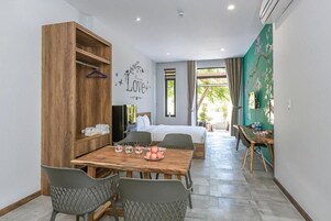 Escritorio, sistema de insonorización y wifi gratis 