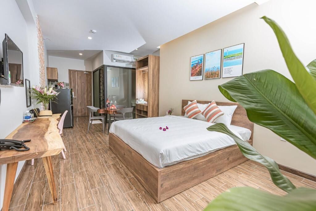 Basic Studio, 1 Queen Bed, Balcony | Desk, soundproofing, free WiFi