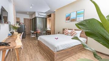 Basic Studio, 1 Queen Bed, Balcony | Desk, soundproofing, free WiFi