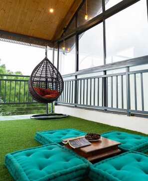Habitación de lujo, balcón, vista a la montaña | Área de sala de estar