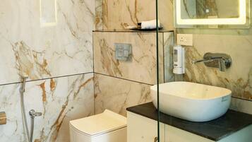 Classic Apartment | Bathroom | Free toiletries, towels, soap, shampoo