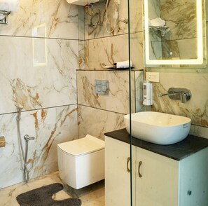 Departamento clásico | Baño | Amenidades de baño gratuitas, toallas, jabón, shampoo
