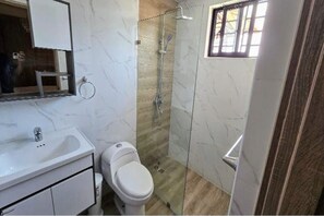 Douche, serviettes fournies, papier toilette