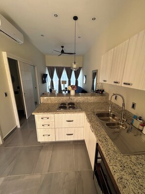 Kühlschrank, Mikrowelle, Herdplatte, Wasserkocher mit Kaffee-/Teezubehör