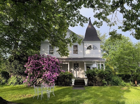 Exterior. Charming 2-bedroom apartment on 2nd floor in Millbrook NY, right in the village