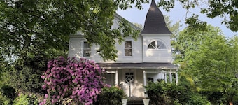 Charming 3-bedroom apartment on 2nd floor in Millbrook NY, right in the village