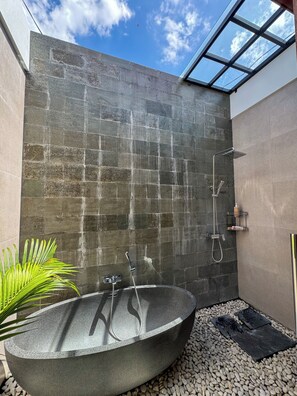 Shower, hair dryer, towels, soap - Chic tropical villa in the heart of Seminyak (SEMINYAK)