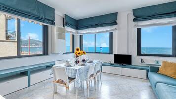 Familienapartment, 2 Schlafzimmer, 2 Bäder, Meerseite (Front Beach Magic Sea - Sea Front) | Innenbereich
