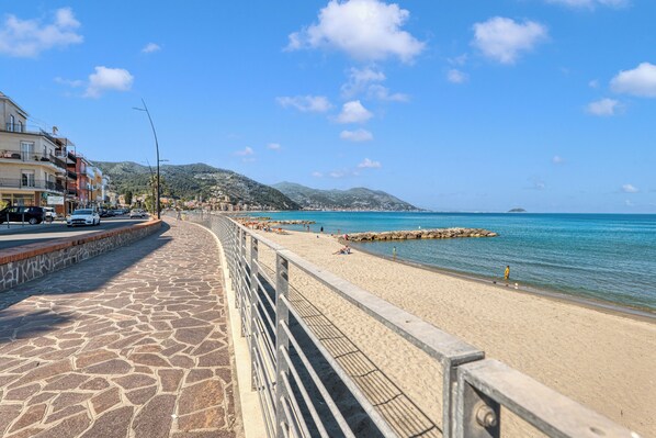 패밀리 아파트, 침실 2개, 욕실 2개, 바닷가 (Front Beach Magic Sea - Sea Front) | 해변