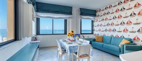 Familielejlighed - flere soveværelser - 2 badeværelser (Front Beach Magic Sea - 20m From The) | Spiseområde