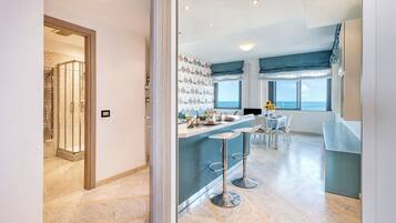 Familienapartment, 2 Schlafzimmer, 2 Bäder, Meerseite (Front Beach Magic Sea - Sea Front) | Speisen