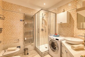 Departamento familiar, varias habitaciones, 2 baños (Front Beach Magic Sea - Sea Front) | Baño | Regadera, secadora de cabello, bidet, toallas 