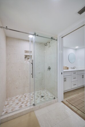 Een douche, handdoeken