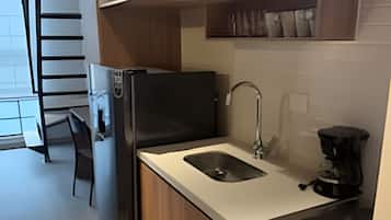 Full-size fridge, microwave, oven, stovetop