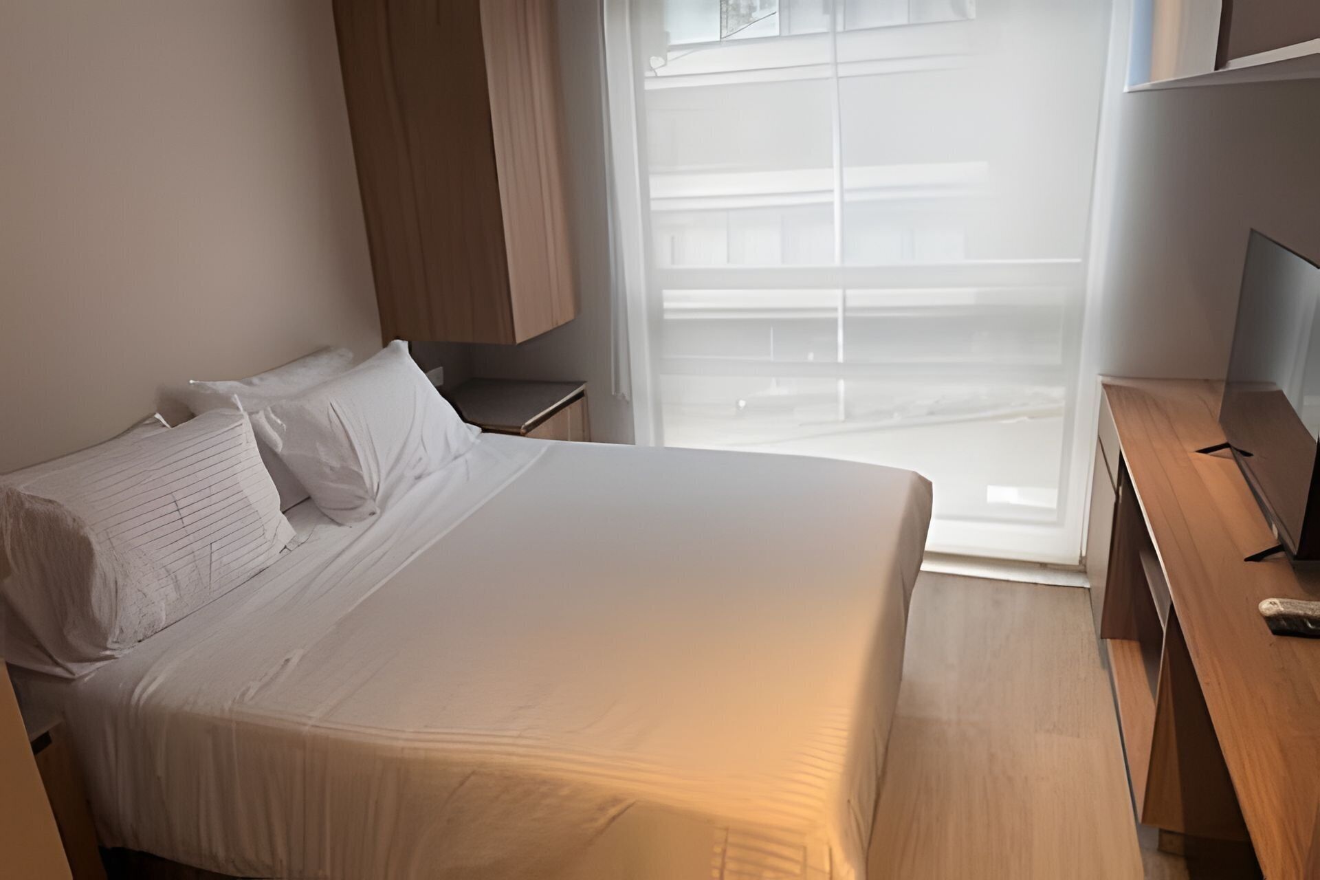 Camas con pillow-top y espacio para trabajar con laptop 