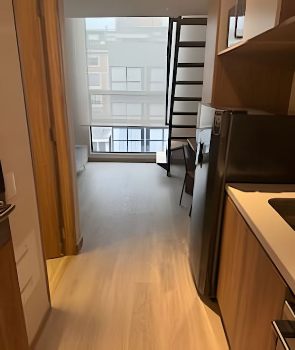 Full-size fridge, microwave, oven, stovetop