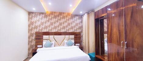 Un dormitorio con cama de madera, armario y pared con diseño.