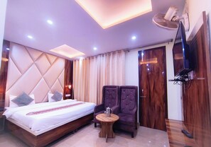 Quarto casal superior, sacada | Escrivaninha, espaço de trabalho para notebook, Wi-Fi de cortesia