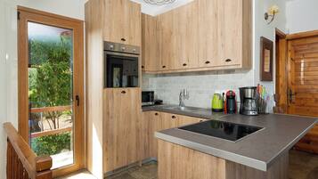 Een koelkast, een microgolfoven, een oven, een kookplaat