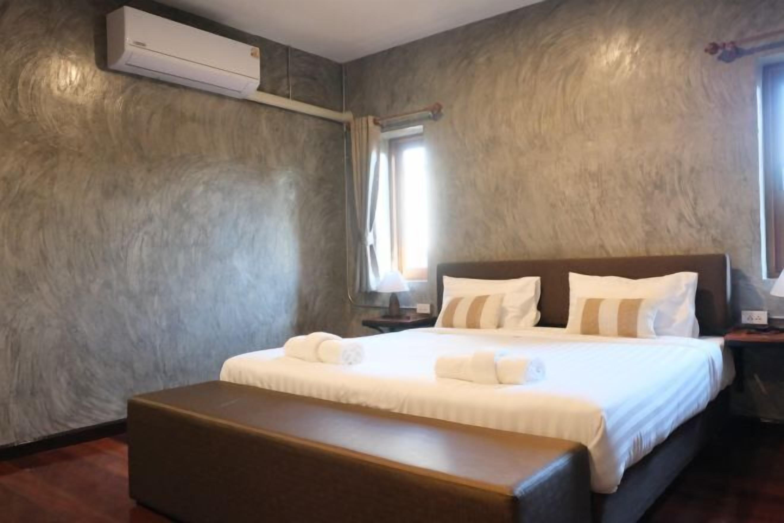 Silitysrauta/-lauta, ilmainen Wi-Fi, vuodevaatteet