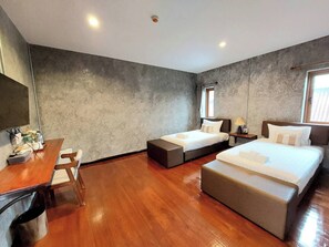 A hotel room with two beds, a desk, and a chair. - Momento House (Ayutthaya)