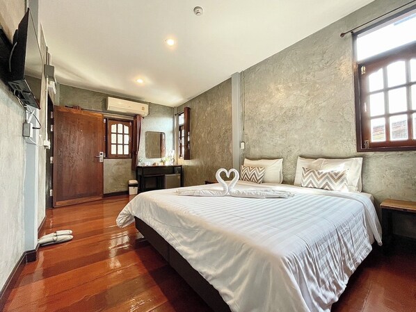 Habitación doble estándar | Tabla de planchar con plancha, wifi gratis y ropa de cama