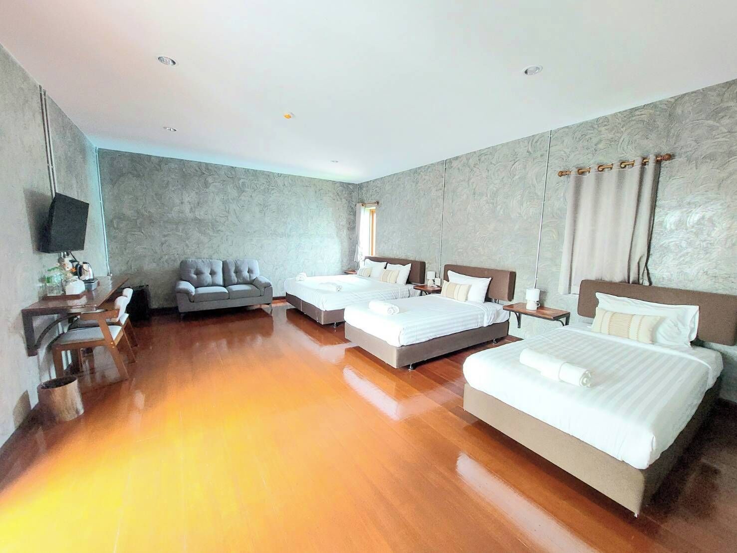 Neljän hengen superior-huone | Silitysrauta/-lauta, ilmainen Wi-Fi, vuodevaatteet