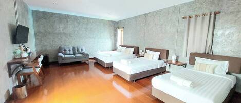 Tabla de planchar con plancha, wifi gratis y ropa de cama