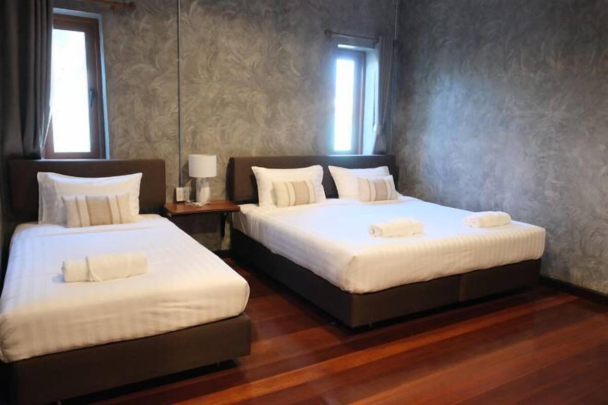 Iron/ironing board, free WiFi, bed sheets