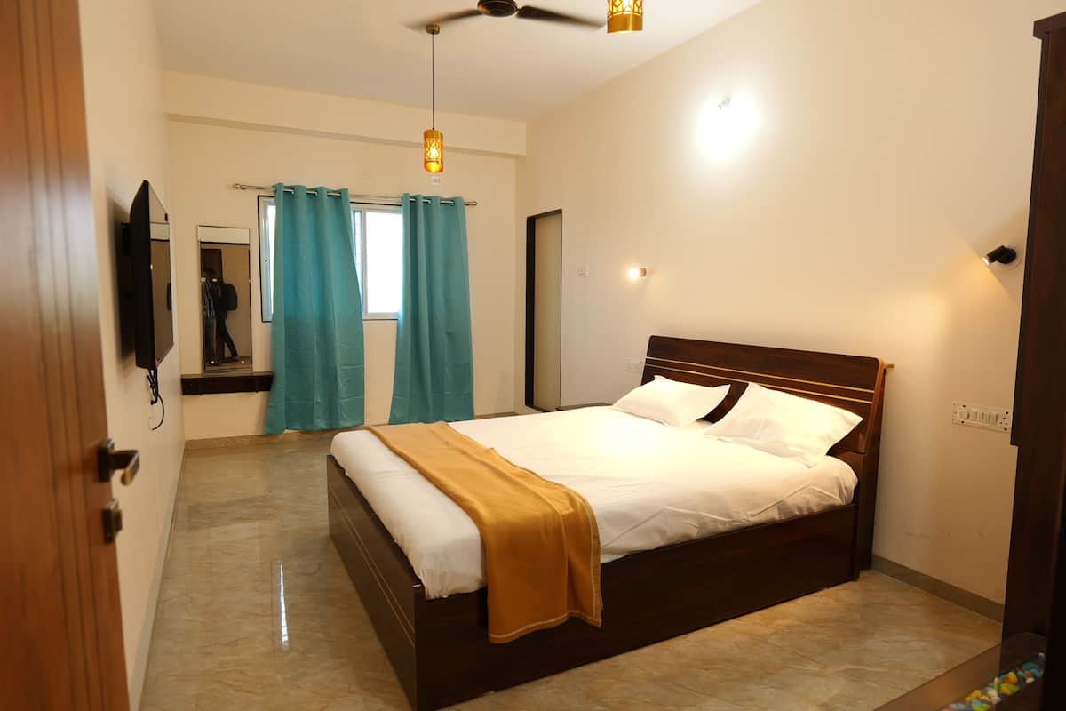 Deluxe Single Room, City View | Desk, laptop workspace