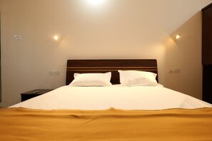 Deluxe Single Room, City View | Desk, laptop workspace - Hotel Pearl (Akalkot)