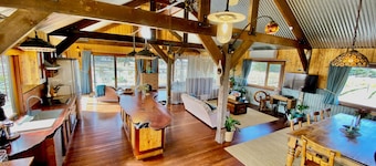 Stunningly built open-plan Studio in natural pastureland setting