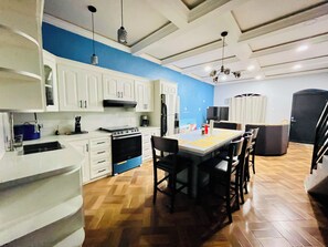 Mikrobølgeovn, ovn, kokeplater og kaffetrakter/tekoker