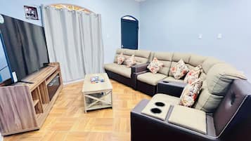 Smart TV, pebolim, mesa de pingue-pongue