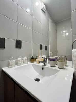 Sèche-cheveux, serviettes fournies, savon, papier toilette