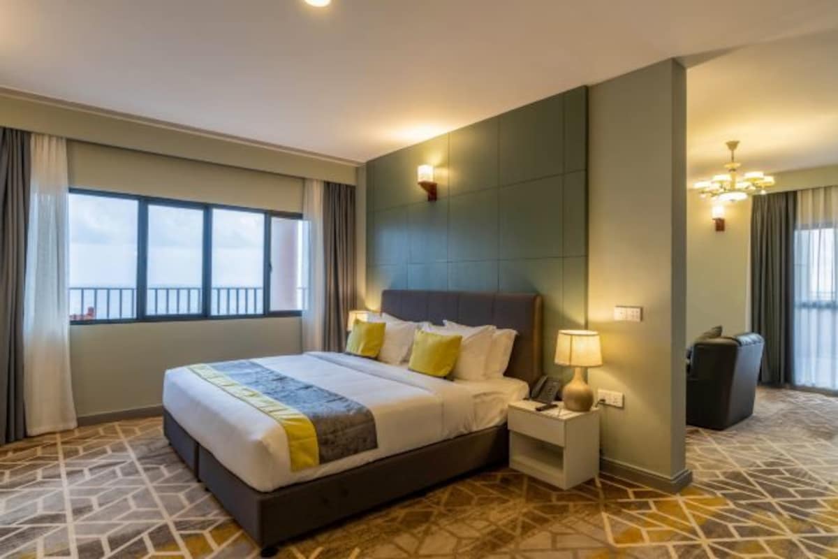 Manhattan Presidential Suite with Terrace & Balcony and Sea View