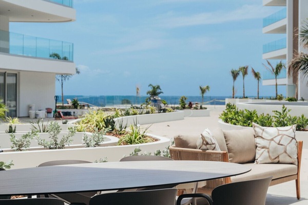 Lunch with a view? Yes, please! This outdoor dining area is absolutely dreamy.