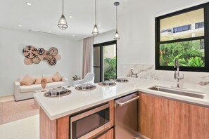 Refrigerador, microondas, horno y parrilla de estufa 
