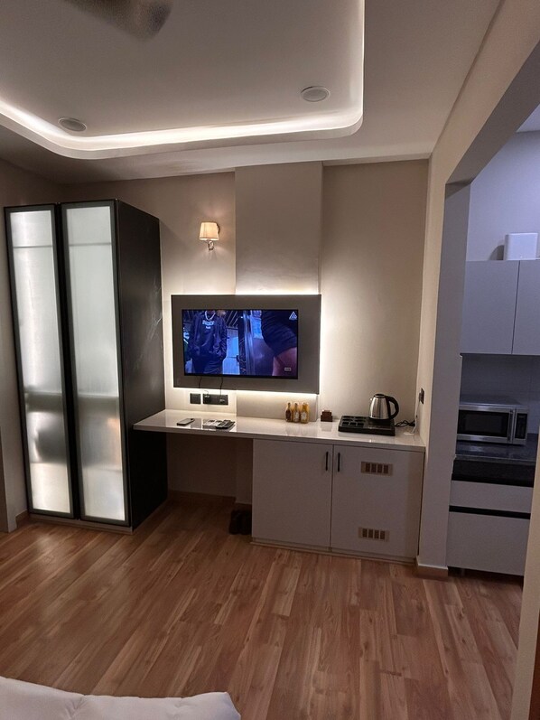 1 bedroom, desk, WiFi, bed sheets