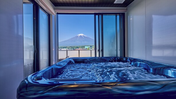 A hot tub with a view of a mountain. - Miire Mt.Fuji Forest (Fujikawaguchiko)