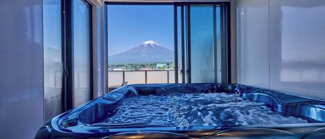 Villa de lujo, balcón, vista a la montaña | Baño | Pantuflas