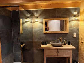 Dusche, Whirlpool, Haartrockner, Handtücher